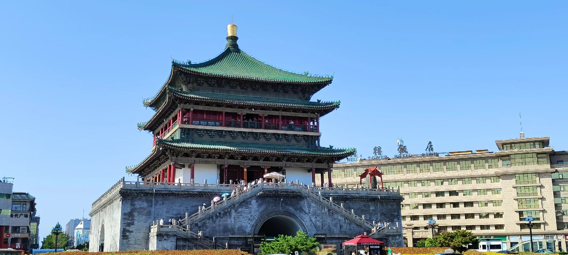 西安是國(guó)務(wù)院公布的首批國(guó)家歷史文化名城，有西周、秦、西漢、唐等在內(nèi)的13個(gè)朝代在此建都，是世界四大古都之一，中國(guó)古都學(xué)會(huì)認(rèn)定的中國(guó)建都朝代最多、帝都?xì)v史最長(zhǎng)的古都。曾經(jīng)作為中國(guó)首都和政治、經(jīng)濟(jì)、文化中心長(zhǎng)達(dá)1100多年。旅游景點(diǎn)有秦始皇兵馬俑博物館、大雁塔、陜西歷史博物館、華清池景區(qū)、碑林博物館等