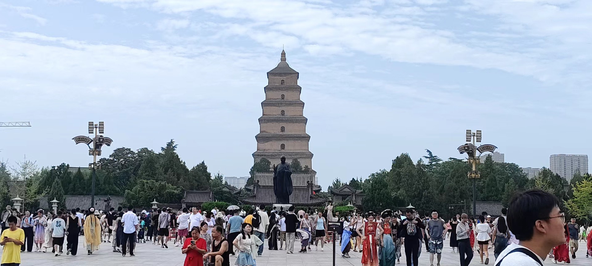 西安是國(guó)務(wù)院公布的首批國(guó)家歷史文化名城，有西周、秦、西漢、唐等在內(nèi)的13個(gè)朝代在此建都，是世界四大古都之一，中國(guó)古都學(xué)會(huì)認(rèn)定的中國(guó)建都朝代最多、帝都?xì)v史最長(zhǎng)的古都。曾經(jīng)作為中國(guó)首都和政治、經(jīng)濟(jì)、文化中心長(zhǎng)達(dá)1100多年。旅游景點(diǎn)有秦始皇兵馬俑博物館、大雁塔、陜西歷史博物館、華清池景區(qū)、碑林博物館等