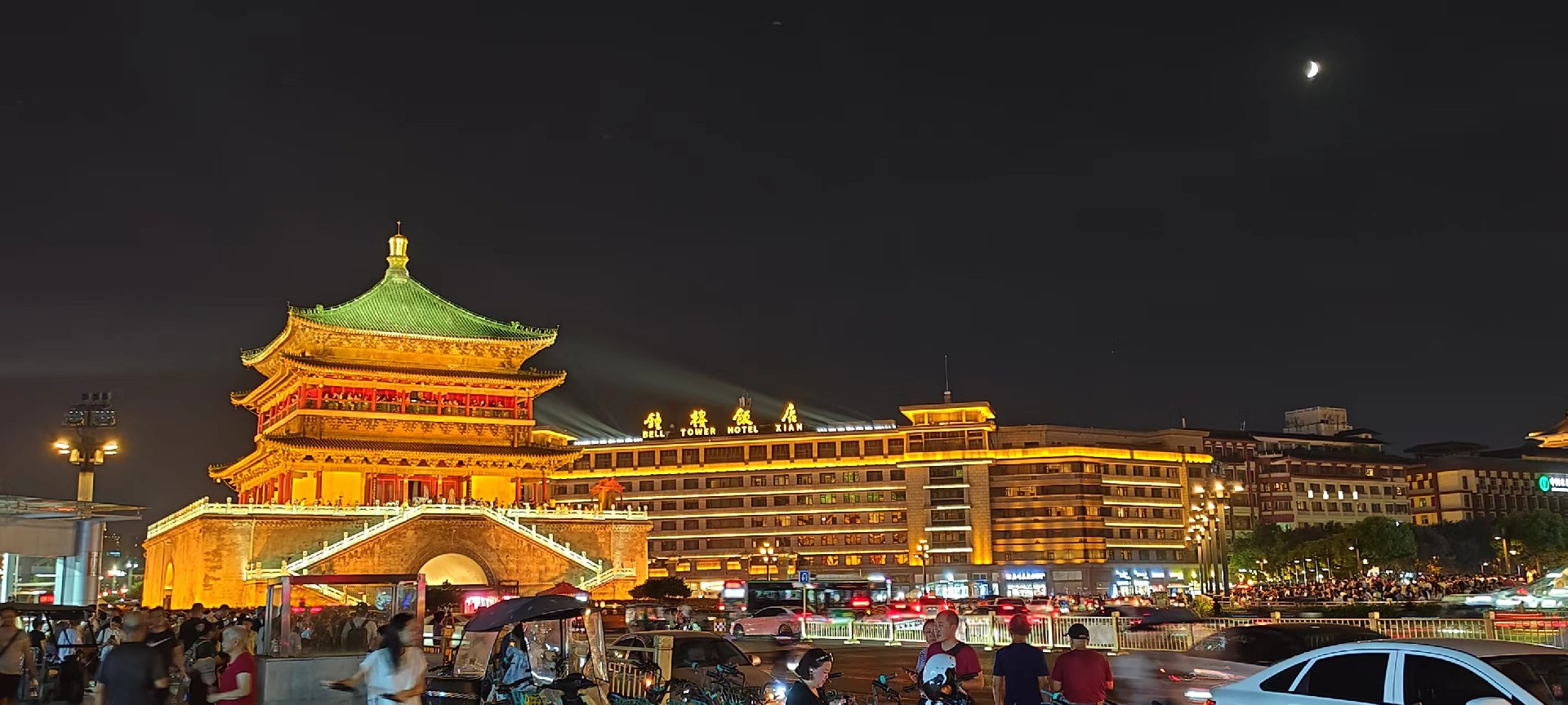 西安是國(guó)務(wù)院公布的首批國(guó)家歷史文化名城，有西周、秦、西漢、唐等在內(nèi)的13個(gè)朝代在此建都，是世界四大古都之一，中國(guó)古都學(xué)會(huì)認(rèn)定的中國(guó)建都朝代最多、帝都?xì)v史最長(zhǎng)的古都。曾經(jīng)作為中國(guó)首都和政治、經(jīng)濟(jì)、文化中心長(zhǎng)達(dá)1100多年。旅游景點(diǎn)有秦始皇兵馬俑博物館、大雁塔、陜西歷史博物館、華清池景區(qū)、碑林博物館等