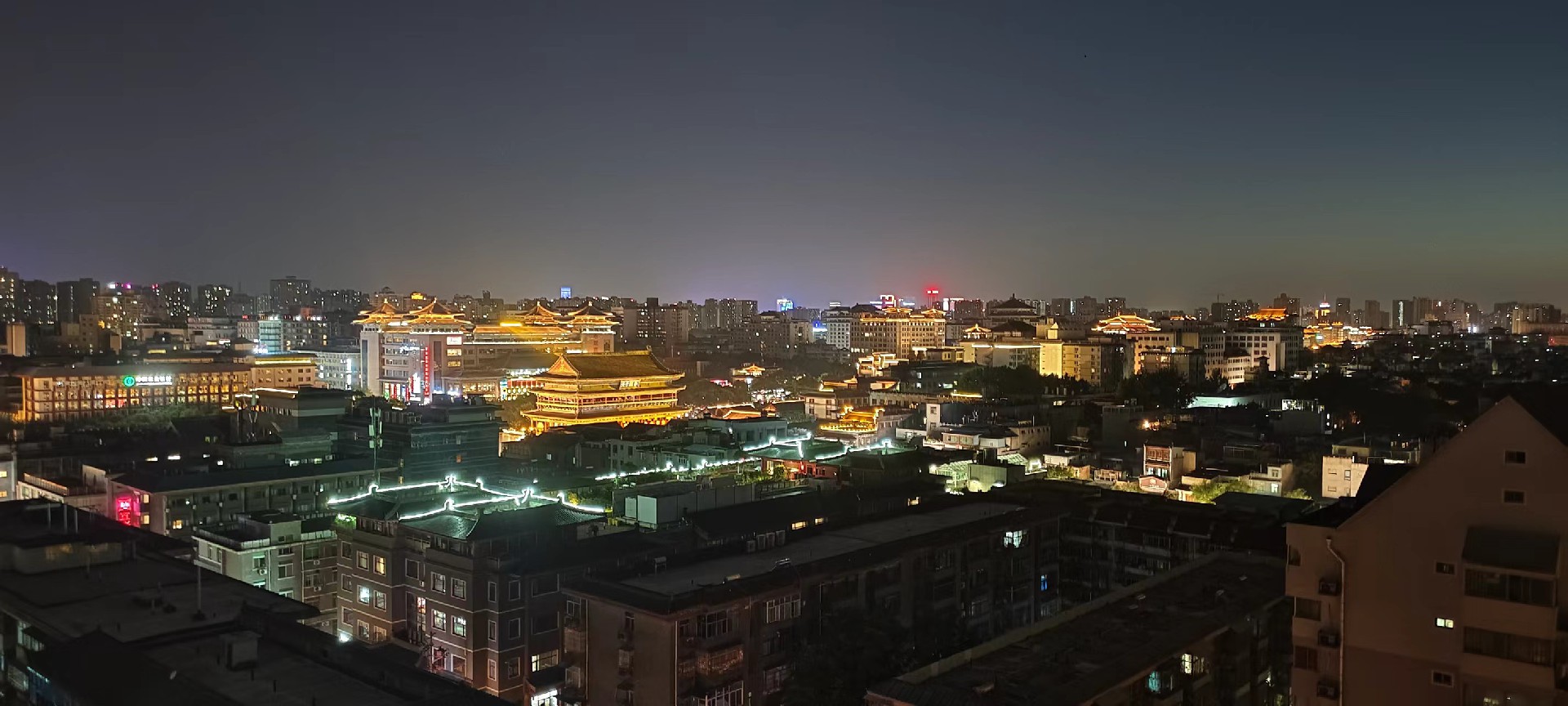 西安是國(guó)務(wù)院公布的首批國(guó)家歷史文化名城，有西周、秦、西漢、唐等在內(nèi)的13個(gè)朝代在此建都，是世界四大古都之一，中國(guó)古都學(xué)會(huì)認(rèn)定的中國(guó)建都朝代最多、帝都?xì)v史最長(zhǎng)的古都。曾經(jīng)作為中國(guó)首都和政治、經(jīng)濟(jì)、文化中心長(zhǎng)達(dá)1100多年。旅游景點(diǎn)有秦始皇兵馬俑博物館、大雁塔、陜西歷史博物館、華清池景區(qū)、碑林博物館等