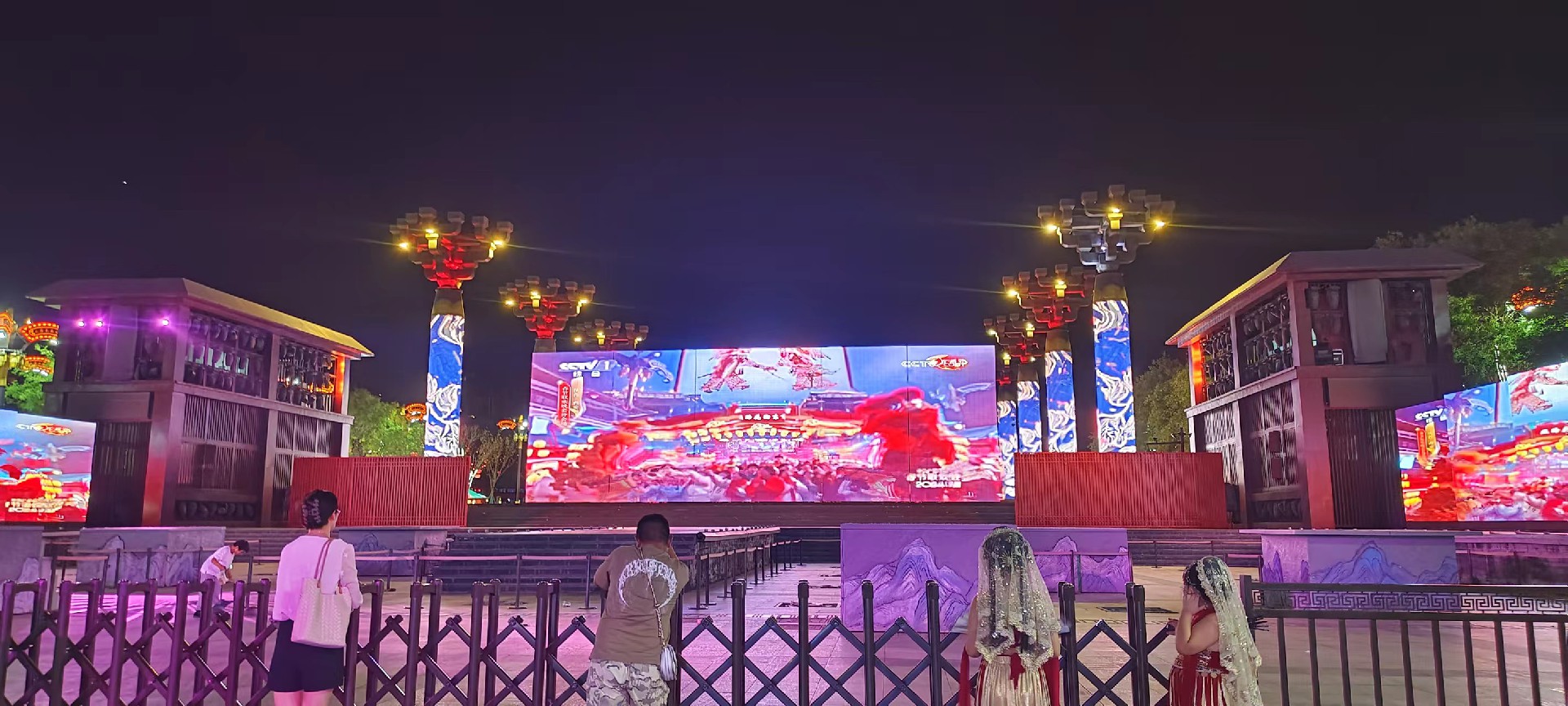 西安是國(guó)務(wù)院公布的首批國(guó)家歷史文化名城，有西周、秦、西漢、唐等在內(nèi)的13個(gè)朝代在此建都，是世界四大古都之一，中國(guó)古都學(xué)會(huì)認(rèn)定的中國(guó)建都朝代最多、帝都?xì)v史最長(zhǎng)的古都。曾經(jīng)作為中國(guó)首都和政治、經(jīng)濟(jì)、文化中心長(zhǎng)達(dá)1100多年。旅游景點(diǎn)有秦始皇兵馬俑博物館、大雁塔、陜西歷史博物館、華清池景區(qū)、碑林博物館等