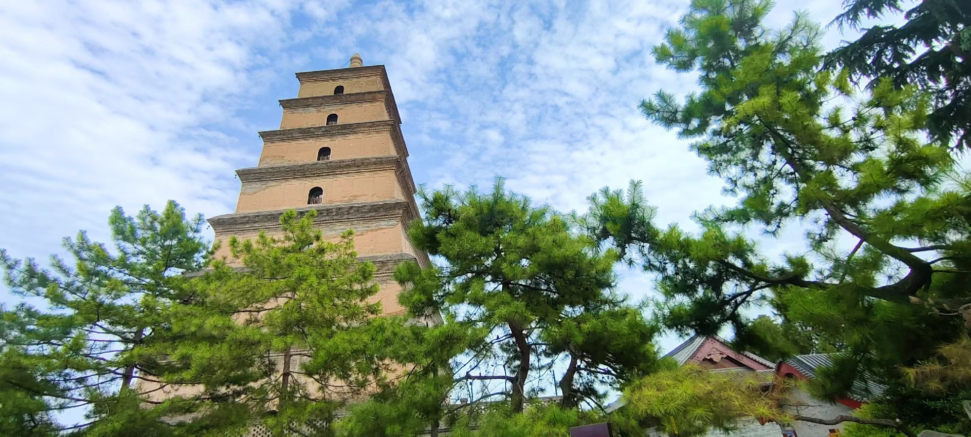 西安是國(guó)務(wù)院公布的首批國(guó)家歷史文化名城，有西周、秦、西漢、唐等在內(nèi)的13個(gè)朝代在此建都，是世界四大古都之一，中國(guó)古都學(xué)會(huì)認(rèn)定的中國(guó)建都朝代最多、帝都?xì)v史最長(zhǎng)的古都。曾經(jīng)作為中國(guó)首都和政治、經(jīng)濟(jì)、文化中心長(zhǎng)達(dá)1100多年。旅游景點(diǎn)有秦始皇兵馬俑博物館、大雁塔、陜西歷史博物館、華清池景區(qū)、碑林博物館等