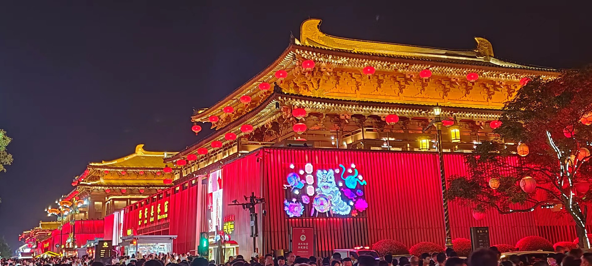 西安是國(guó)務(wù)院公布的首批國(guó)家歷史文化名城，有西周、秦、西漢、唐等在內(nèi)的13個(gè)朝代在此建都，是世界四大古都之一，中國(guó)古都學(xué)會(huì)認(rèn)定的中國(guó)建都朝代最多、帝都?xì)v史最長(zhǎng)的古都。曾經(jīng)作為中國(guó)首都和政治、經(jīng)濟(jì)、文化中心長(zhǎng)達(dá)1100多年。旅游景點(diǎn)有秦始皇兵馬俑博物館、大雁塔、陜西歷史博物館、華清池景區(qū)、碑林博物館等